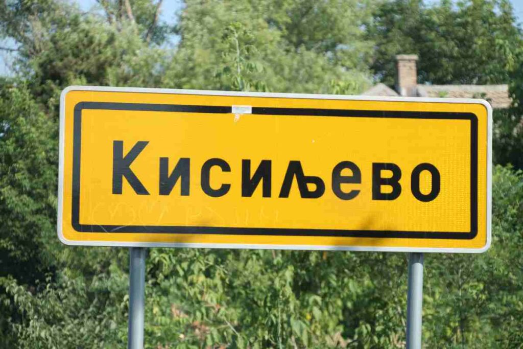 Un cartello che segnala il villaggio di Kisiljevo