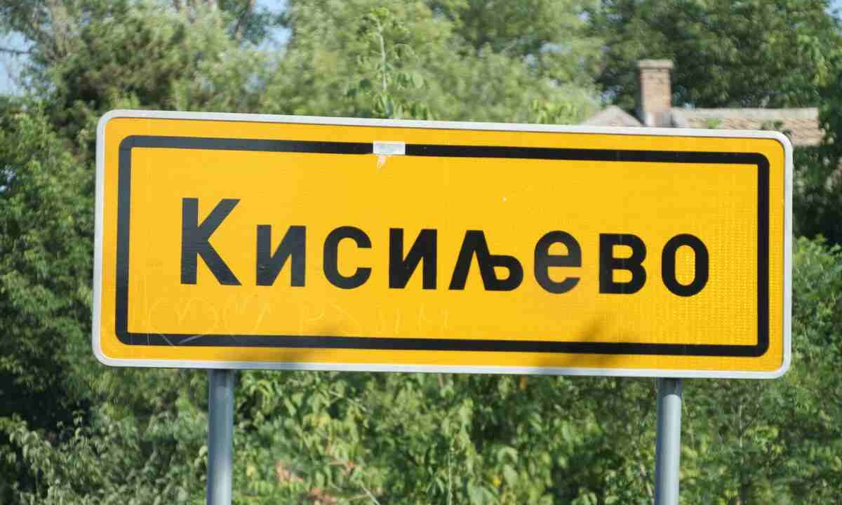 Un cartello che segnala il villaggio di Kisiljevo