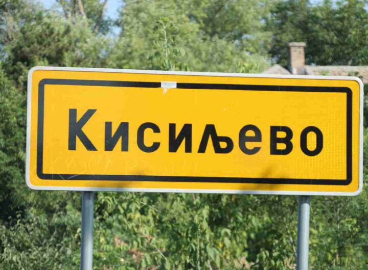 Un cartello che segnala il villaggio di Kisiljevo