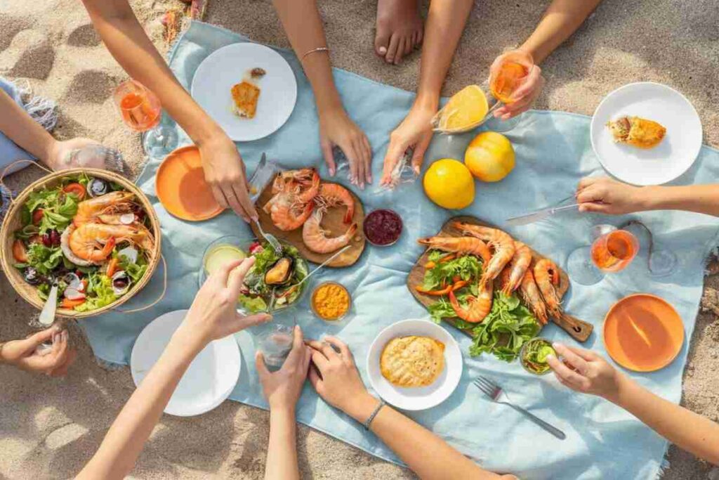 Pranzi in spiaggia: come evitare i rischi alimentari e prevenire la congestione