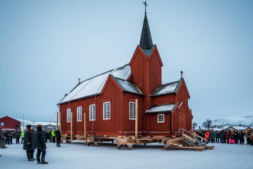 La storica chiesa lappone in legno si sposta su ruote: un trasloco da 5 km che fa storia