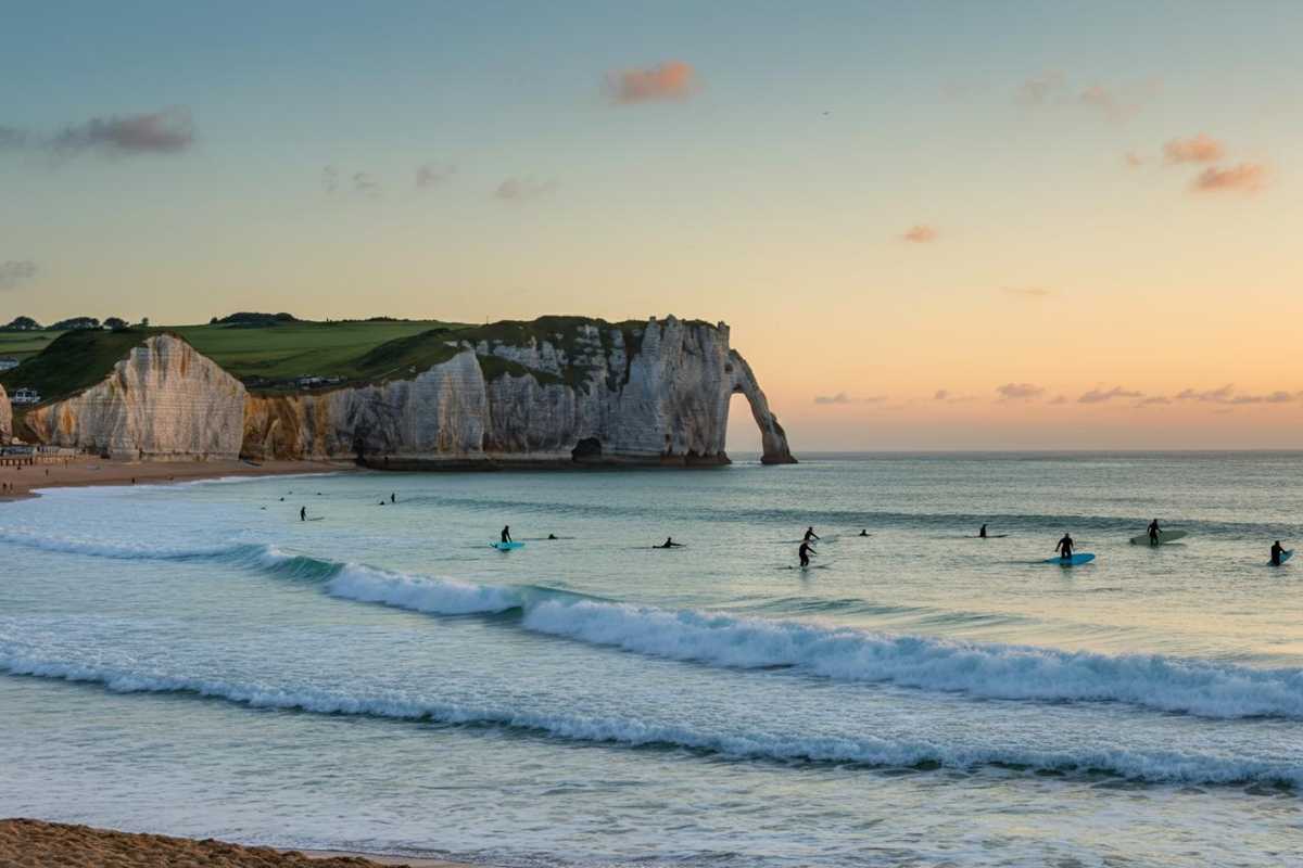 Le migliori spiagge per surfare in Europa nel 2025: scopri la tua prossima avventura