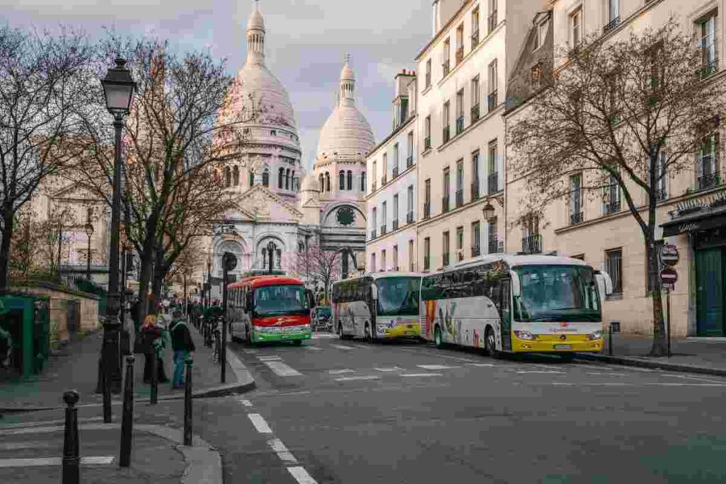 Parigi si ribella ai bus turistici: la città chiede un limite per salvaguardare i suoi spazi