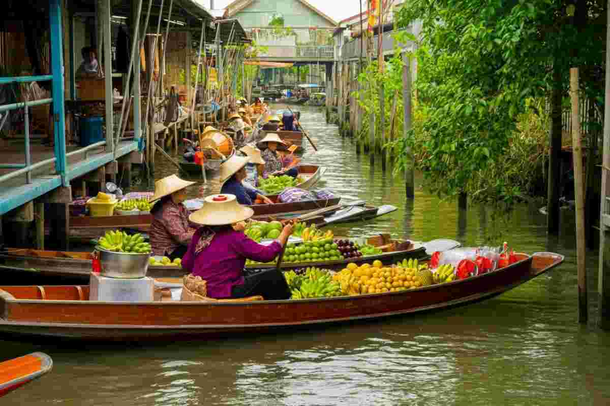Scopri i mercati galleggianti più affascinanti dell'Asia da esplorare quest'estate
