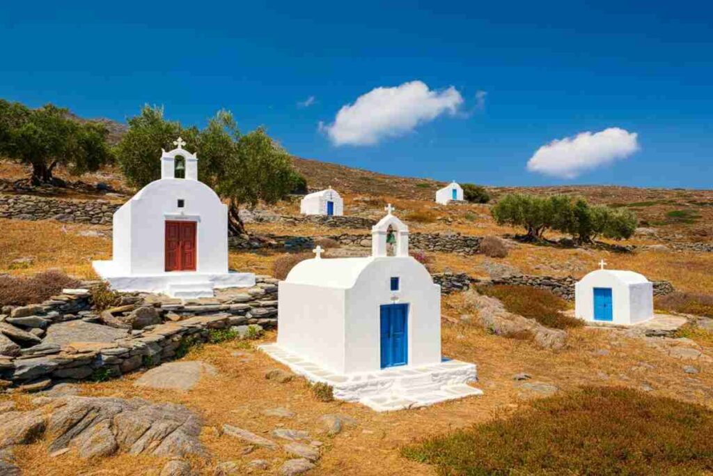 Tinos: l'isola delle chiesette segrete e il loro affascinante legame familiare