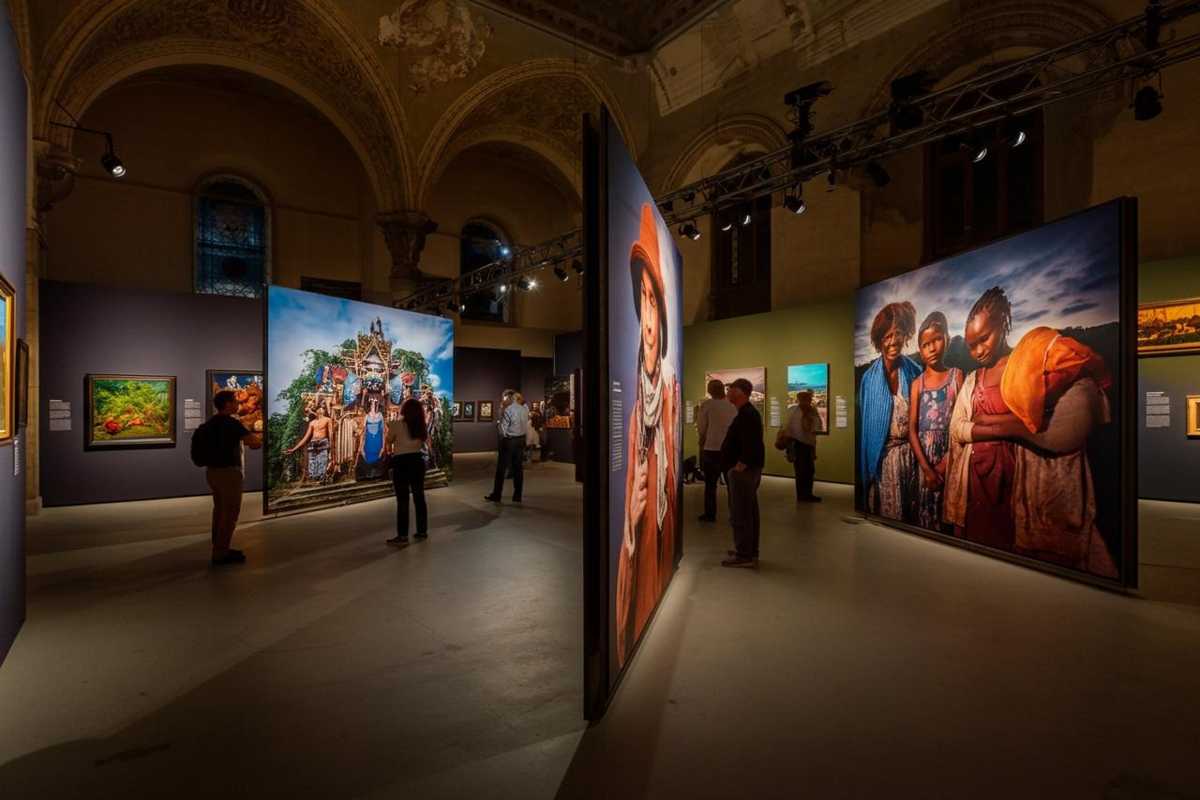 Un emozionante viaggio nel mondo di Steve McCurry: esplorando culture e sguardi unici