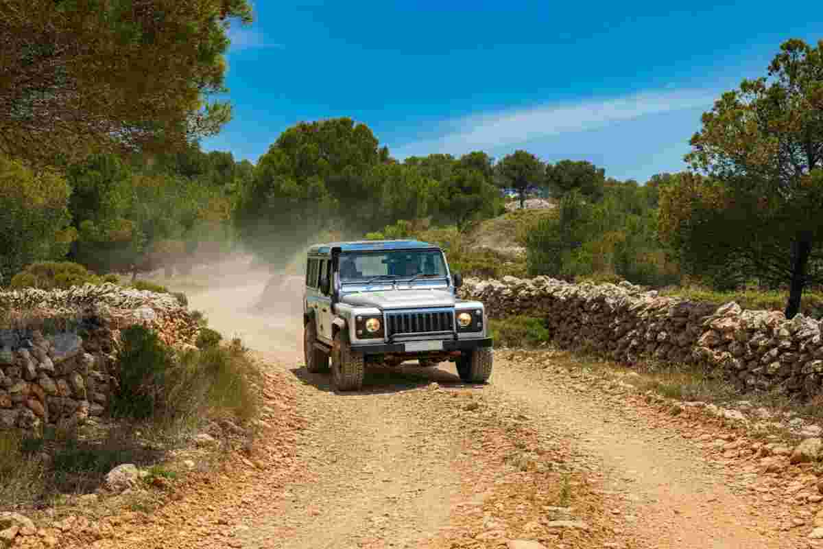 Scopri l'avventura off-road a Ibiza a bordo del Defender