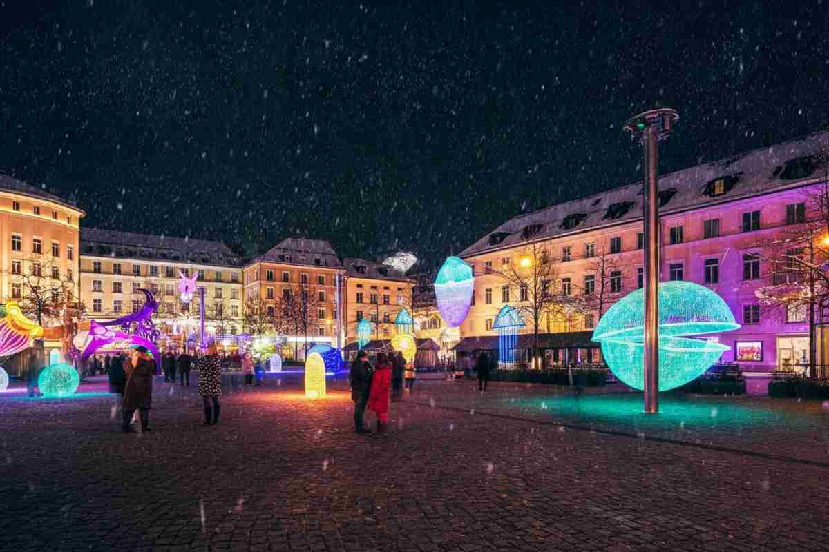 Quando l'arte illumina la notte: le città che incantano