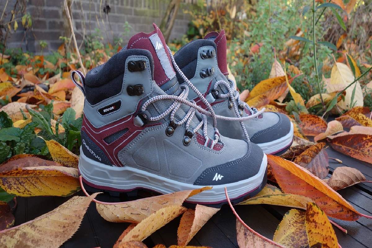 Scarpe da trekking sul foliage