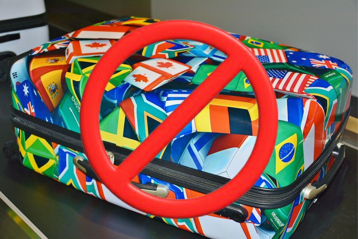 Un bagaglio e il simbolo del divieto