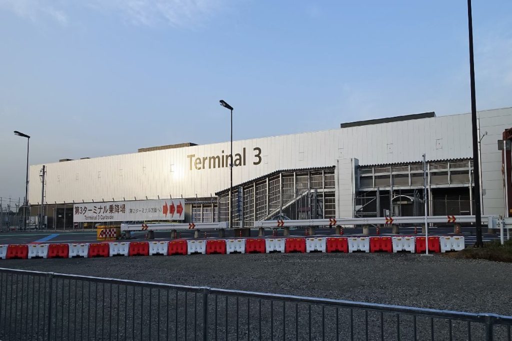 L'esterno del terminal 3 dell'aeroporto di Narita