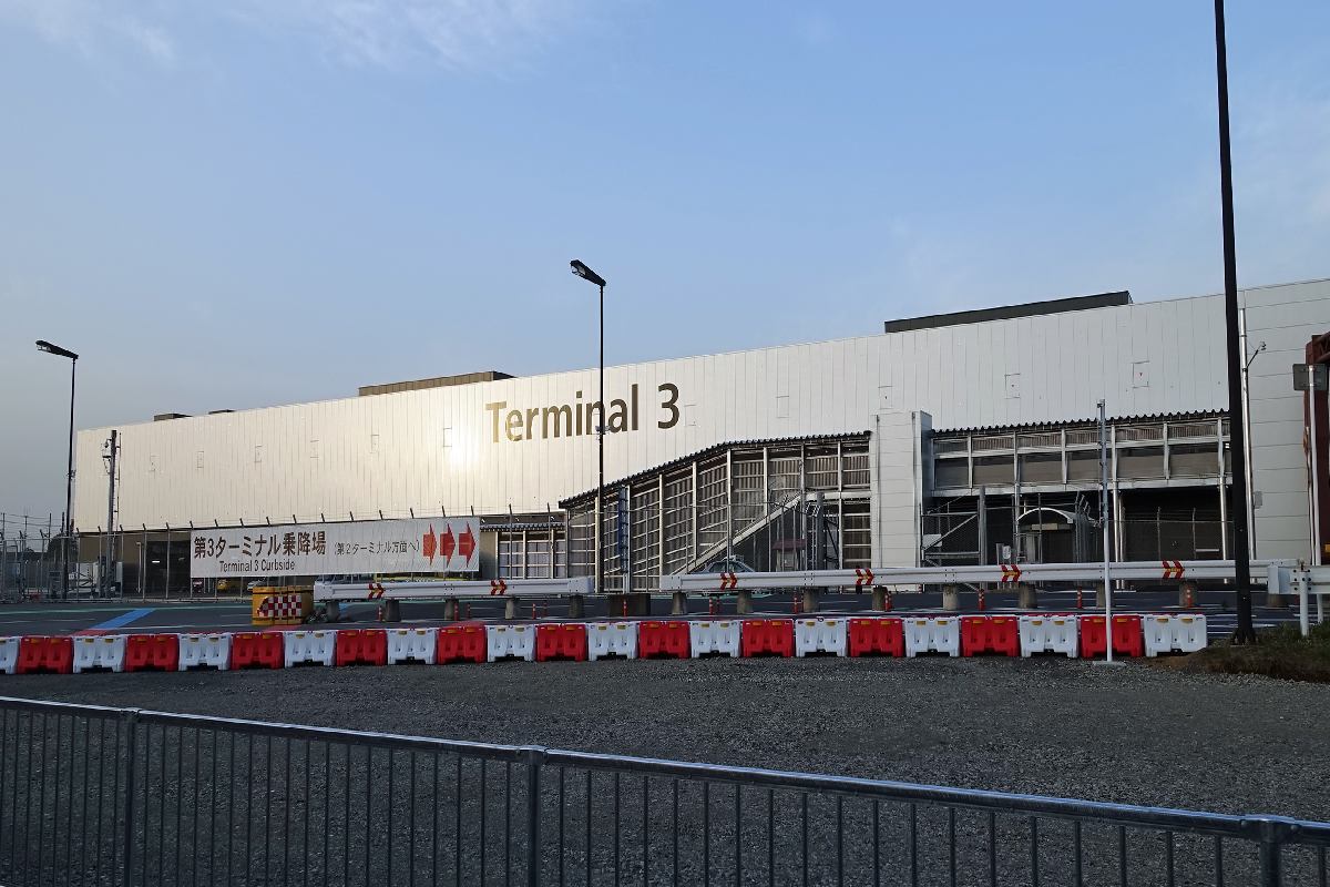L'esterno del terminal 3 dell'aeroporto di Narita